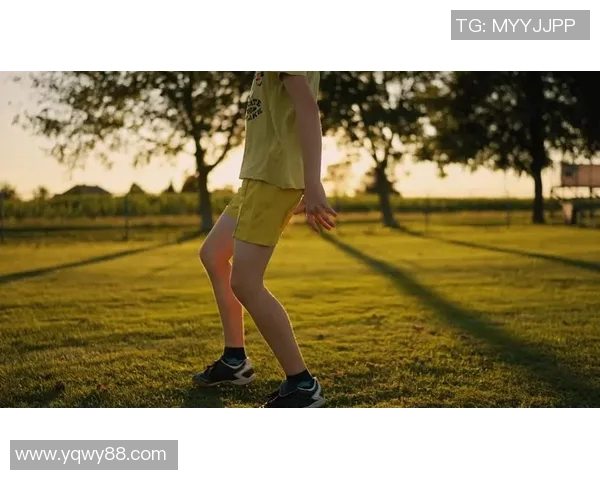 足球明星悠闲散步视频素材尽显运动魅力与生活风采